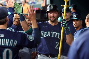 【MLB】マリナーズの正捕手ローリーが「魚雷バット」でアーチ連発　ジャッジに2本差の両リーグトップ11号ソロ、12号満塁弾 画像