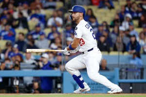 【MLB】コンフォートの打撃不振に悩むドジャース……米メディアは外野手の補強を予想、獲得候補はオリオールズ一筋のスター選手 画像