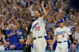 【MLB】CY賞左腕カーショー、熟練の粘投で“本拠地最終登板”を「見逃し三振締め」　ロバーツ監督らと抱擁……場内総立ちで拍手 画像