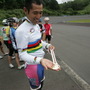 世界チャンピオンのアルカンシエルを着用し、金メダルを手にしてみせる藤田征樹