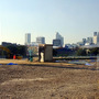 更地となった国立競技場の向こうに、東京体育館や新宿ビル群が見える