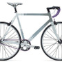 　アメリカ大手の自転車メーカー、キャノンデールが09年モデルとしてシングルスピードギアの「カポ」を発表した。必要最低限のパーツで構成された、いわゆるピストバイクで、ラテン語で「ボス」を意味するモデル名をつけた。シンプルなデザインをベースにしながらも、グ