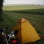 フランスは広大な牧草地が随所にあり、キャンプ場でなくても寝られる