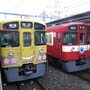「L-train」の入線前には「KORO-TRAIN」（左）と「RED LUCKY TRAIN」（右）も姿を現した。
