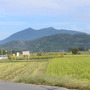 筑波山（877ｍ）/茨城県。日本百名山中、最も低い山。女体山（877ｍ）と男体山（871ｍ）の双峰は、「西の富士、東の筑波」と称されるほどに美しい。