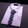 スクールユニフォームを想起させる白シャツにストライプのネクタイ