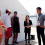 お台場の砂浜でビーチバレー選手たちと再開する朝日健太郎氏。フィギュアスケートの村主章枝氏も同席した