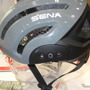 セナ社の「スマート サイクリング ヘルメット」。左側にはブルートゥースやインターコム機能を操作するボタンがある