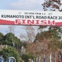 　国際公認レースとして今シーズン最後の大会となる熊本国際ロード2009が11月15日に熊本県山鹿市で開催され、EQA・梅丹本舗の中島康晴（24）が独走で初優勝した。新潟国体のロード成年の部に続くメジャー勝利。同チームは福島晋一（38）が2位、清水都貴（27）が3位で表