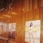 会場に飾られたメロディー洋子のシューティングフォト
