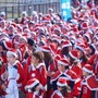 サンタ姿で歩くチャリティーイベント「東京グレートサンタラン」開催