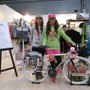 　日本最大級の自転車見本市「サイクルモードインターナショナル2011」が11月12日に大阪会場での初日を迎え、「ガールズバイクキャビン」ブースが大好評。かわいらしいインテリアがそろえられた部屋に女性向けの自転車ウエアやコスメグッズ、アクセサリーなどが展示され