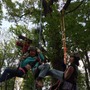 足でロープを蹴るようにして、木に登っていく。体重の軽い子供はスイスイと登っていくが、運動不足の大人にはちょっときつい。