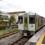 高麗川駅から先の八高線は非電化。ディーゼル特有の排気音が車内に響く