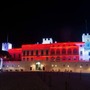 大公宮殿は双子の誕生を祝してモナコ国旗の赤と白にライトアップされた