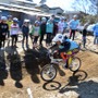 東京都自転車競技連盟普及委員会が1月19日に2014年最初の自転車学校として「パンプトラック教室」を千葉・猫屋敷パンプトラックで開催した。コブのような凹凸が続くダートコースを使い、ペダルを踏まずに加速しながら走れるのがパンプトラックの愉快なところだ。