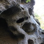 この形状は、硬い集塊岩と脆い凝灰岩の関係で生み出されているという。脆い岩の部分が、風雨によって削られて出来たらしい。