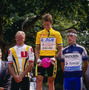 1989ツール・ド・フランス、パリ・シャンゼリゼの表彰台。中央がレモン、左が2位フィニョン、右が3位デルガド
