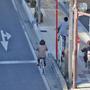 車道を逆走する自転車。通行区分違反によって交通切符が交付され、安全講習が課されることになる