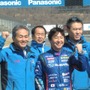 左から辰己総監督、後列のひとりを挟んで佐々木孝太ドライバー、小澤監督。