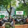 「ミッドパークカフェ」　新緑が爽やかなテラス席でのんびりカフェを楽しめる。
