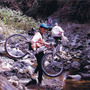 2002年に高宕林道を訪れたときのワンカット。通行止めとなっていた区間を、自転車を担いで迂回した