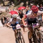 2015年UCI MTBワールドカップ・クロスカントリー第3戦スイス女子、リー・デビソン（スペシャライズド）とキャサリン・ペンドレル（ルナ）