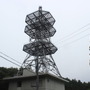 15:10　NTTの無線中継塔に到着する。塔の周囲をぐるりと歩くと、砂利道と登山道の分岐に出る。道しるべのある方に進む。