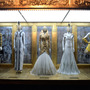 英国を代表するファッション・デザイナー、アレキサンダー・マックイーンの大回顧展「Savage Beauty」