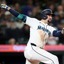【MLB】マリナーズの正捕手ローリー、魚雷バットで「ジャッジ超え」の“6戦6発”アーチ量産　スイッチヒッター“左打席のみ”で使用 画像