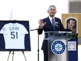 【MLB】イチロー氏、永久欠番セレモニーで「レッツプレイボール！」　“愛弟子”フリオが2打席連続アーチで祝福