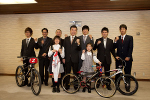 神奈川県のBMX選手が松沢県知事を表敬訪問