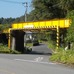 黄色に塗られたプレートガーダー橋は、きれいな外観を保っている
