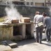 温泉街に散在する蒸し場。持ち込んだ食材を調理する人もいるが、地元の店では蒸し物セットを売っている