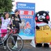 第3回天草四郎サイクリングフェスタに参加したくまモンとちゃりん娘の松本奈々（左）、深井愛