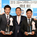 柳田悠岐（左）と雄平（右）が「スカパー! ドラマティック・サヨナラ賞 年間大賞」を受賞。中畑清が祝福