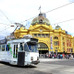 都市間列車など（V/Line、Metro）のターミナルで、路面電車（Yarra Trams）も行き交うフリンダースストリート（Flinders St）駅