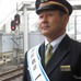 「L-train」の到着を待つ田辺監督。