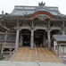 総ケヤキ造りの建物に施された彫り物が見事な誕生寺の祖師堂