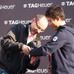 タグ・ホイヤー ジャパン ジェネラルマネージャーのリュックドゥクロワが錦織圭に記念品として「アクアレーサー ウォッチ」を贈呈した