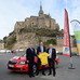 2016年ツール・ド・フランスの開幕地となるモンサンミッシェルを背景にクリスティアン・プリュドムら主催者が記念撮影