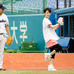 剛力彩芽がヤクル対中日「ジョア ピーチDAY」で始球式。山田哲人（ヤクルト）と投球練習（2016年6月25日）