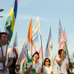 リオデジャネイロ五輪、バーラ・オリンピック・パークで行進する人々（2016年8月6日）