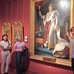 コルシカ美術館（アジャクシオ）にあるナポレオンの肖像画を前に日本人観光客をガイドする
