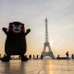 パリのエッフェル塔を背景にしたくまモン