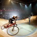 エナジードリンクブランドのレッドブルが世界最小の自転車競技場で行うレース「レッドブル・ミニドローム」を東京都港区海岸のニューピアホールで行った。
