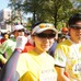 スマートグラスを装着した女性ランナーが大阪マラソンに参加
