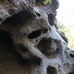 この形状は、硬い集塊岩と脆い凝灰岩の関係で生み出されているという。脆い岩の部分が、風雨によって削られて出来たらしい。