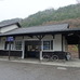 1912年建造（1938年改修）の足尾駅の駅舎。駅構内は広く、国鉄時代の車両も留置されている