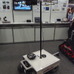 車両ロボットに搭載された有線給電型ドローンを飛ばして、上空から観察するシステム。ロボットとドローンの連携だ（日立製作所）